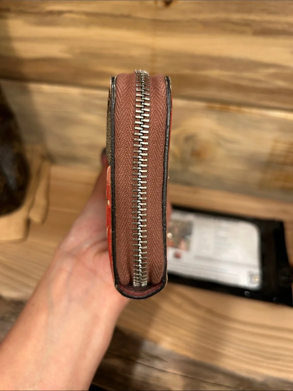 Gucci zip around